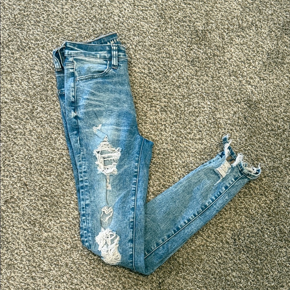American Eagle Super Hi-Rise Distressed Jegging